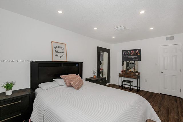 5565 NW 194th Ln, Miami Gardens, FL 33055