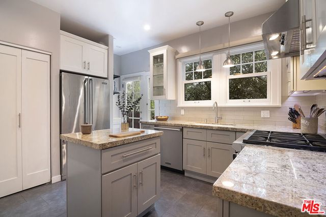 300 N Bronson Avenue, Los Angeles, CA 90004