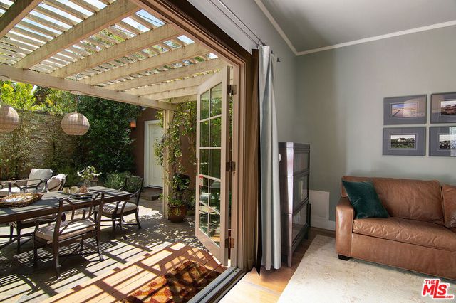 300 N Bronson Avenue, Los Angeles, CA 90004