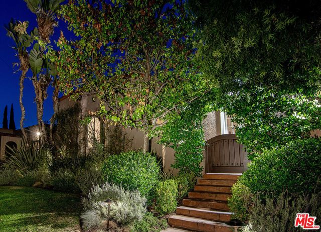 300 N Bronson Avenue, Los Angeles, CA 90004