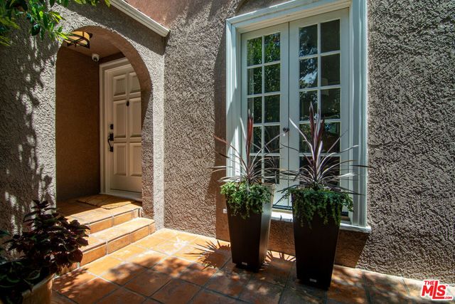 300 N Bronson Avenue, Los Angeles, CA 90004