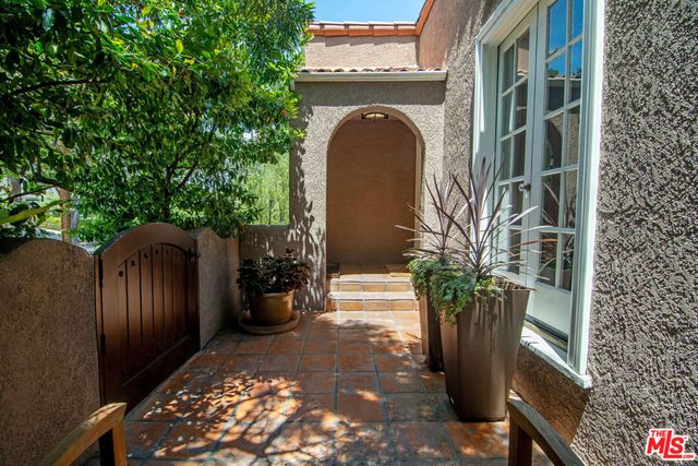 300 N Bronson Avenue, Los Angeles, CA 90004