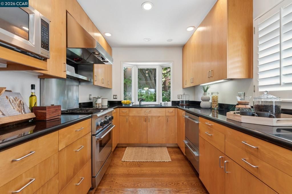 Image 15 of property listing at 5821 Colton Blvd, Oakland, CA 94611
