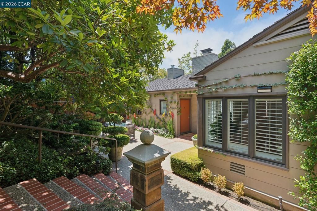 Image 3 of property listing at 5821 Colton Blvd, Oakland, CA 94611