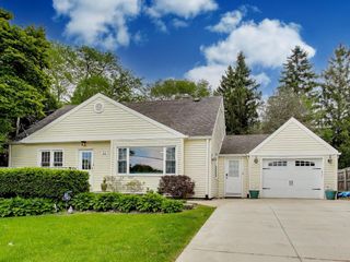 213 E Ellis Avenue, Libertyville, IL 60048