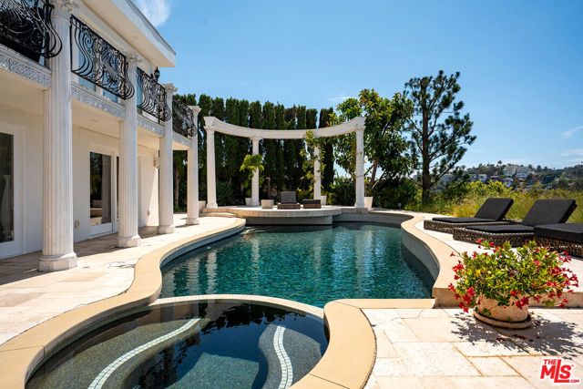 8020 Zeus Drive, Los Angeles, CA 90046