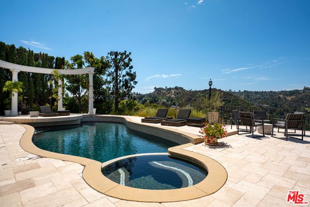 8020 Zeus Drive, Los Angeles, CA 90046