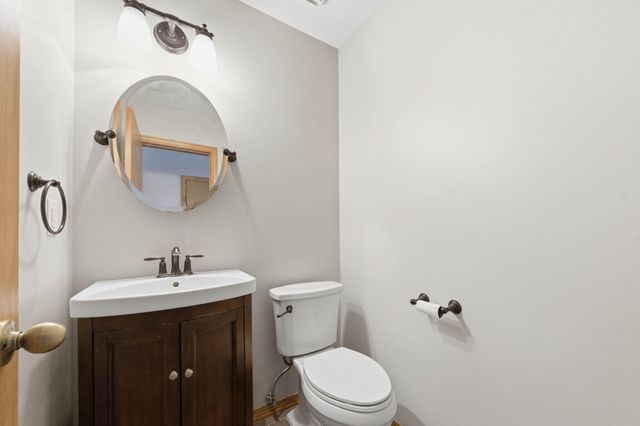 4565 N Eagle Lake Dr, Bel Aire, KS 67220