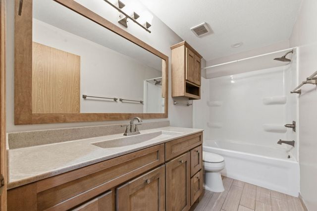 4565 N Eagle Lake Dr, Bel Aire, KS 67220