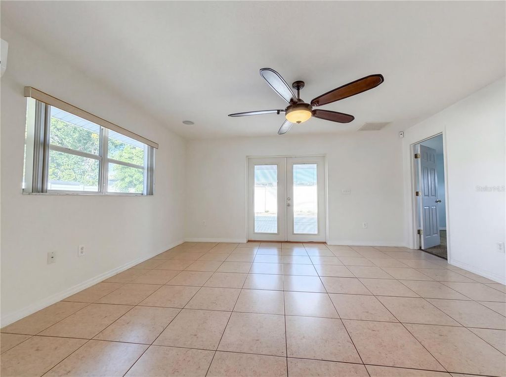 Image 7 of property listing at 4013 52ND STREET COURT W, Bradenton, FL 34209