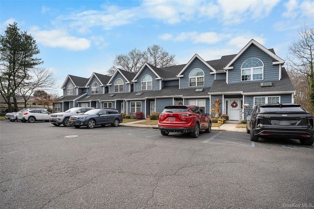 8 Sunridge Lane, Islip, NY 11751