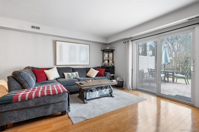 8 Sunridge Lane, Islip, NY 11751