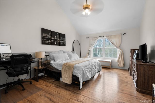 8 Sunridge Lane, Islip, NY 11751