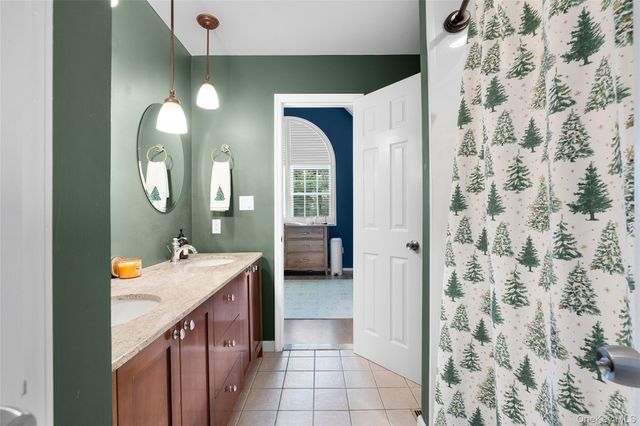 8 Sunridge Lane, Islip, NY 11751