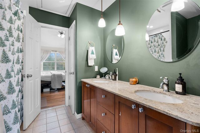 8 Sunridge Lane, Islip, NY 11751