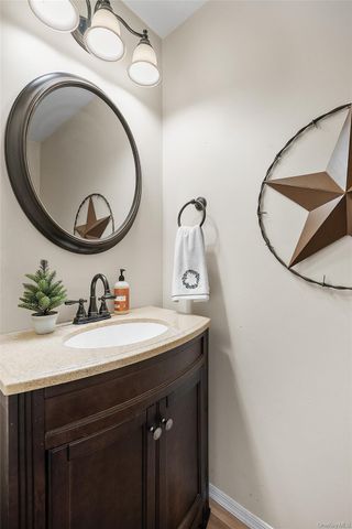 8 Sunridge Lane, Islip, NY 11751