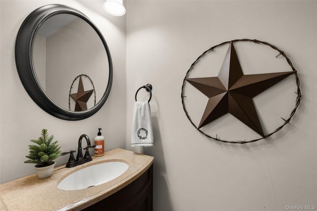 8 Sunridge Lane, Islip, NY 11751