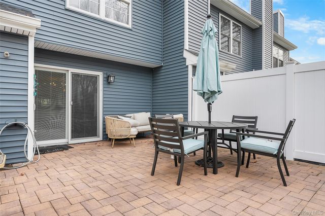 8 Sunridge Lane, Islip, NY 11751