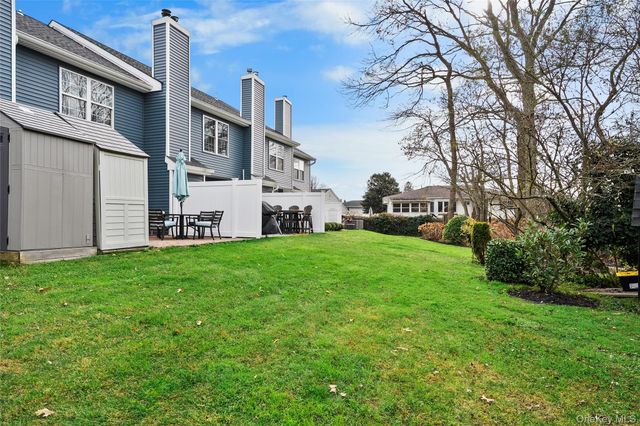 8 Sunridge Lane, Islip, NY 11751