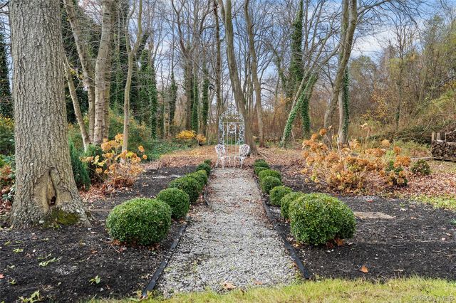 8 Sunridge Lane, Islip, NY 11751