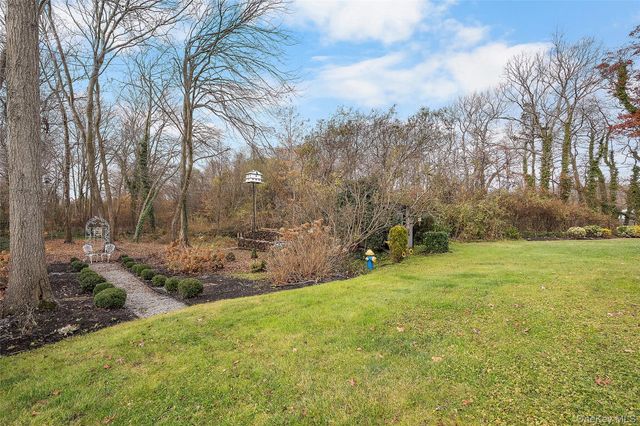 8 Sunridge Lane, Islip, NY 11751