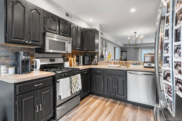 8 Sunridge Lane, Islip, NY 11751