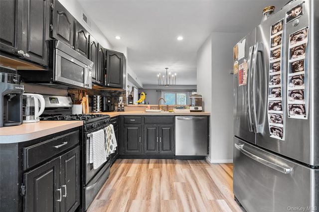 8 Sunridge Lane, Islip, NY 11751