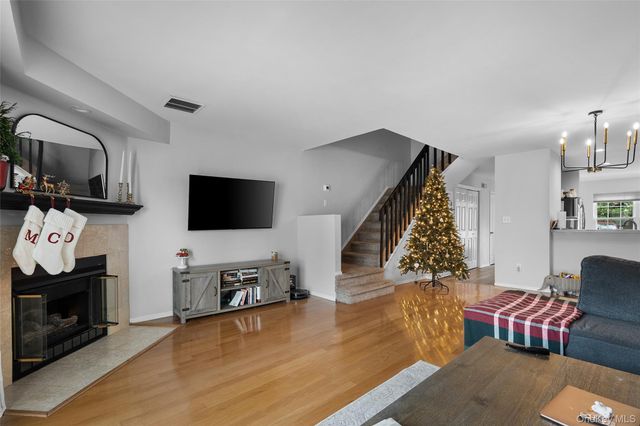 8 Sunridge Lane, Islip, NY 11751