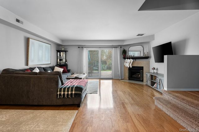 8 Sunridge Lane, Islip, NY 11751