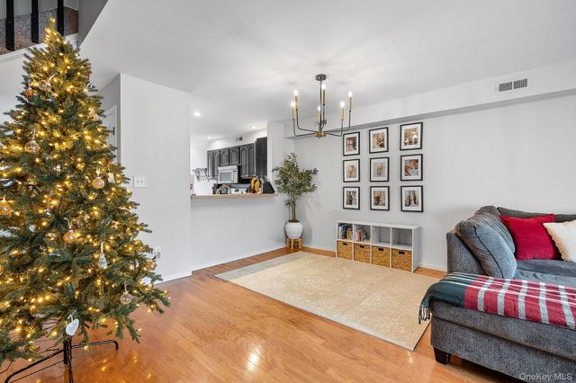 8 Sunridge Lane, Islip, NY 11751