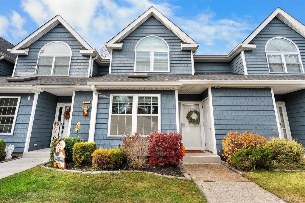 8 Sunridge Lane, Islip, NY 11751