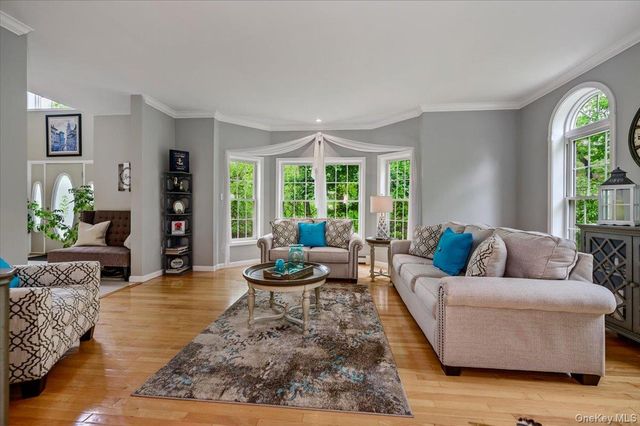 24 Muscoot Road E, Mahopac, NY 10541