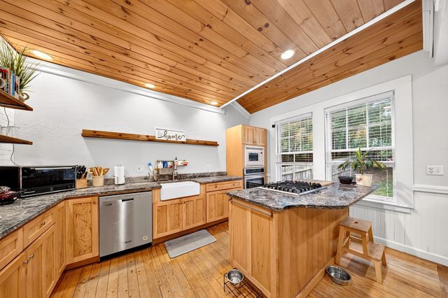 18 Bancroft Park 18, Hopedale, MA 01747