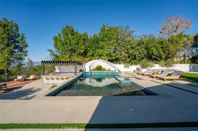4017 Nogales, Tarzana, CA 91356