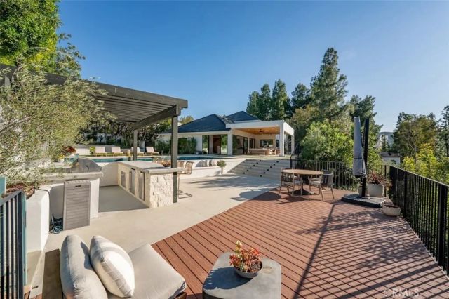 4017 Nogales, Tarzana, CA 91356