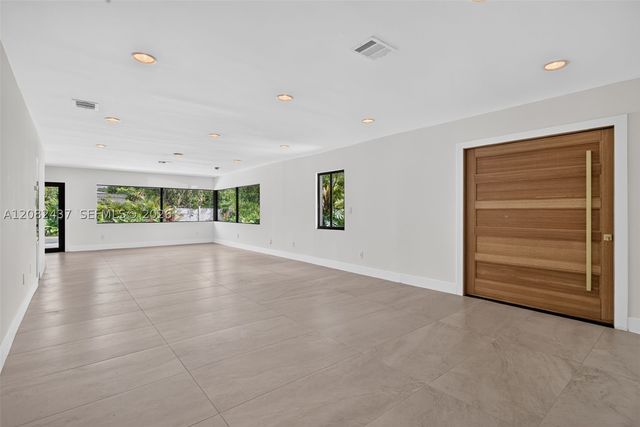 1215 NE 110th St, Miami, FL 33161