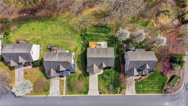 102 Jamestown Oaks Drive, Jamestown, NC 27282