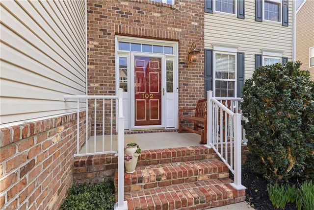 102 Jamestown Oaks Drive, Jamestown, NC 27282