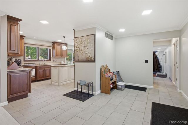 2411 Wixom Trail, Milford, MI 48381