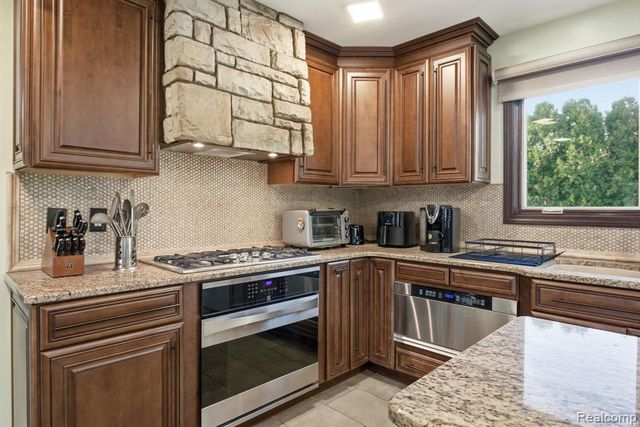 2411 Wixom Trail, Milford, MI 48381