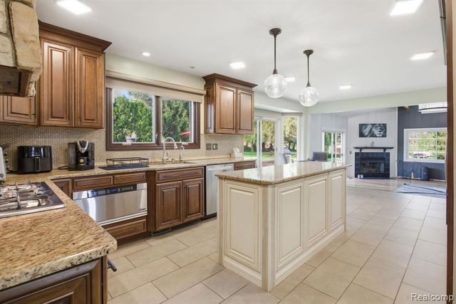 2411 Wixom Trail, Milford, MI 48381