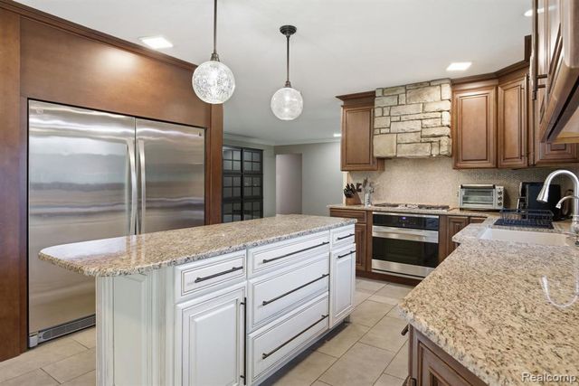 2411 Wixom Trail, Milford, MI 48381