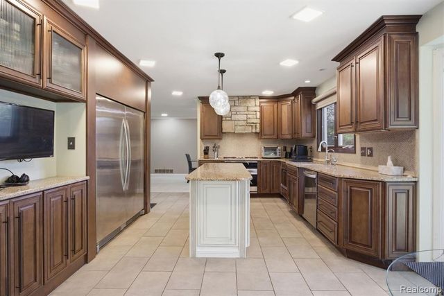 2411 Wixom Trail, Milford, MI 48381