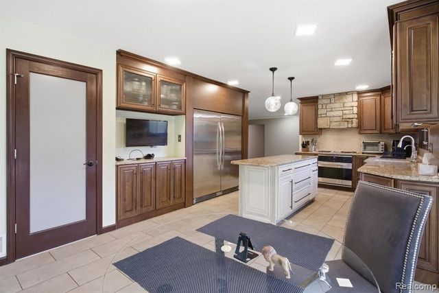 2411 Wixom Trail, Milford, MI 48381