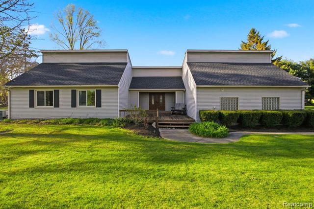2411 Wixom Trail, Milford, MI 48381