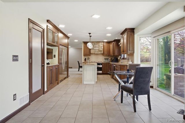 2411 Wixom Trail, Milford, MI 48381