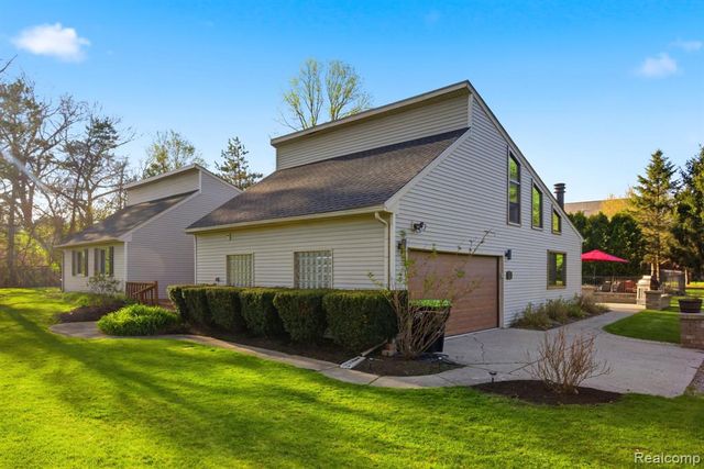 2411 Wixom Trail, Milford, MI 48381