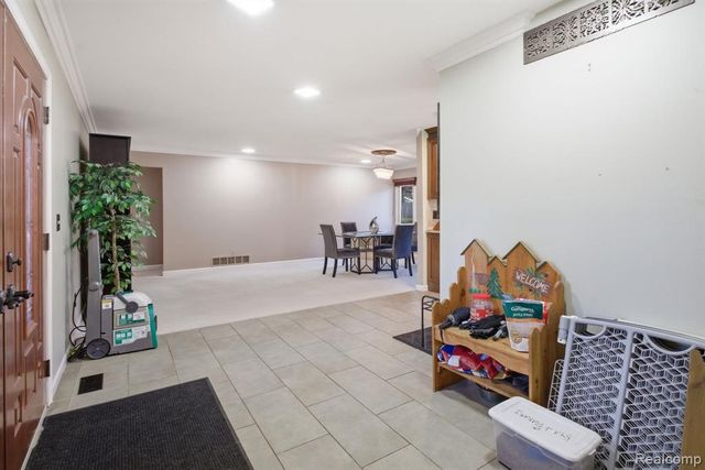 2411 Wixom Trail, Milford, MI 48381