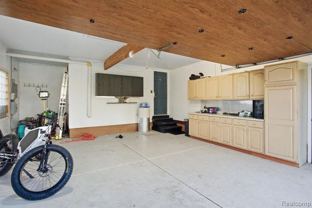 2411 Wixom Trail, Milford, MI 48381