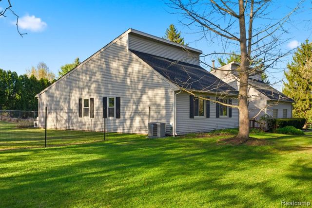 2411 Wixom Trail, Milford, MI 48381
